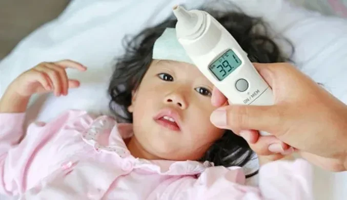 Chăm sóc trẻ sốt siêu vi tại nhà