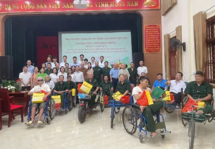 Hội GDCSSKCĐ Việt Nam tặng quà cho thương binh, bệnh binh, gia đình người có công tại tỉnh Hà Nam
