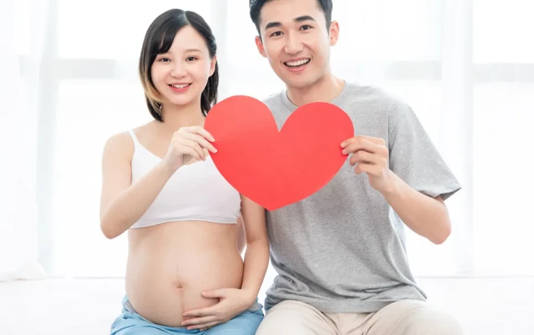 Mẹ bầu ăn thực phẩm làm tăng cholesterol có hại cho tim của con