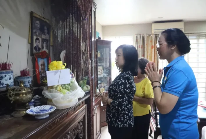 Bộ trưởng Bộ Y tế Đào Hồng Lan thăm gia đình Liệt sĩ, bác sĩ Đặng Thùy Trâm