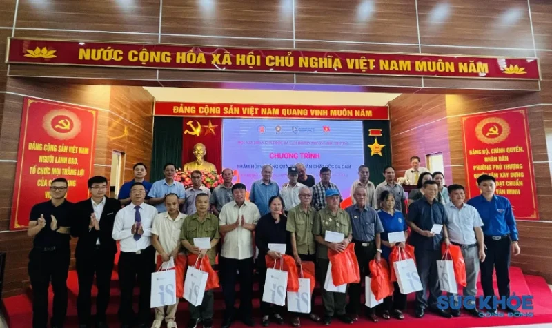 Hà Nội: UBND phường Phú Thượng, các đoàn thể thăm hỏi và tặng quà cho các nạn nhân chất độc da cam dioxin