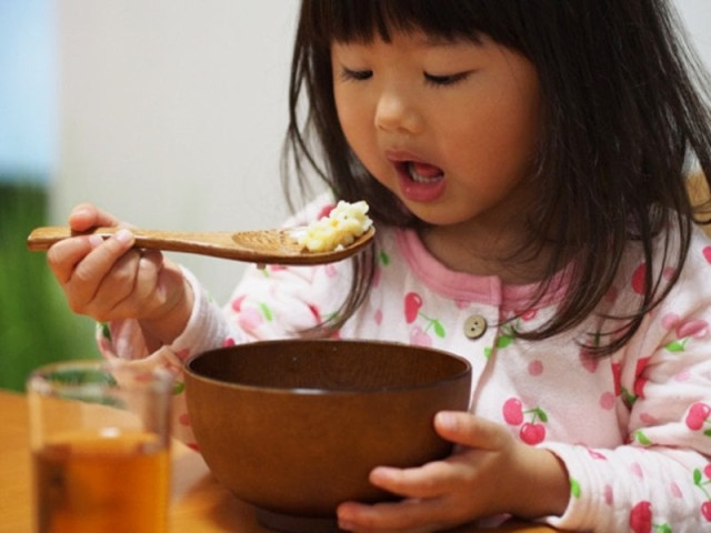 Chuyên gia khuyến cáo không nên cho trẻ ăn no vào buổi tối