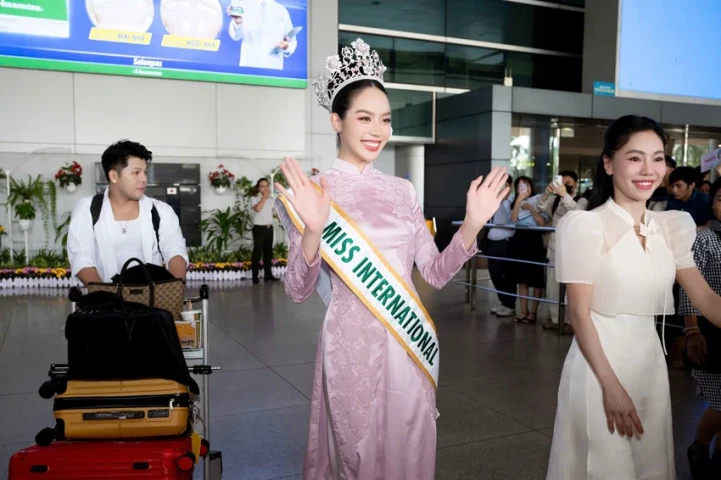 Đông đảo người hâm mộ chào đón Hoa hậu Thanh Thủy về nước
