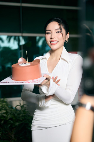 Hoa hậu Kỳ Duyên đón sinh nhật ở sân bay khi trở về từ Miss Universe 2024