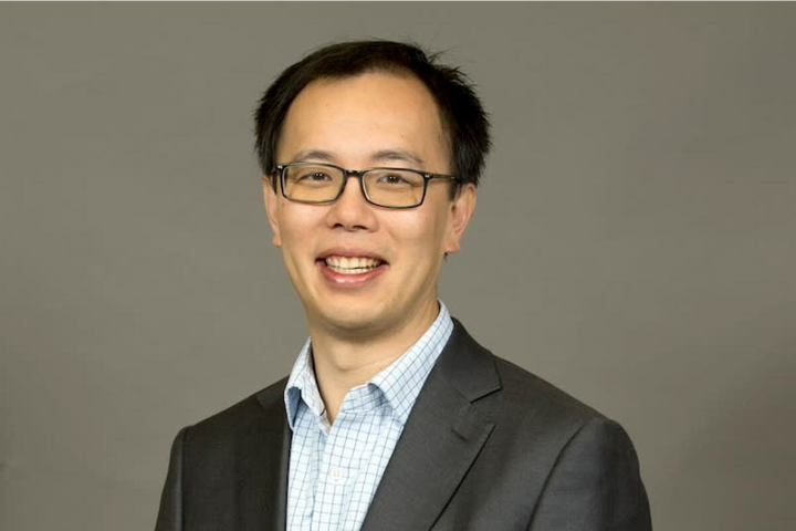 Giáo sư Y học Stanford mắc ung thư phổi dù không hút thuốc