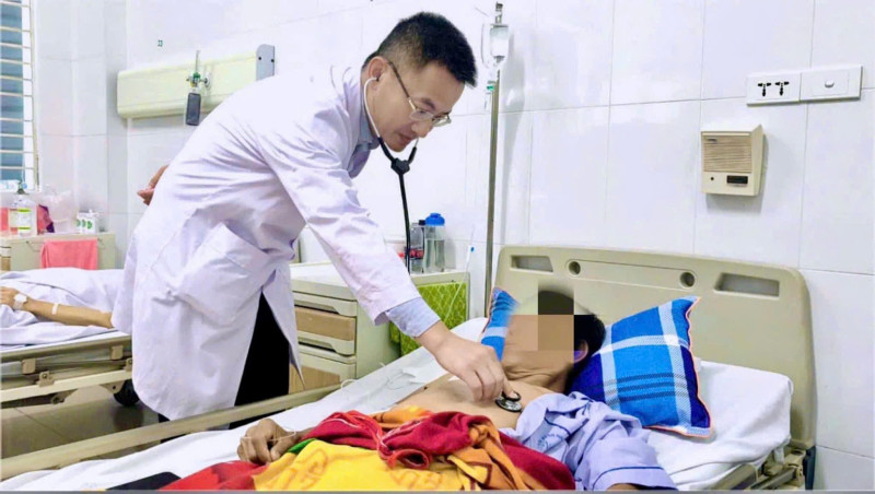 Gắng sức làm việc hơn mọi ngày, người thợ xây bị tràn khí màng phổi