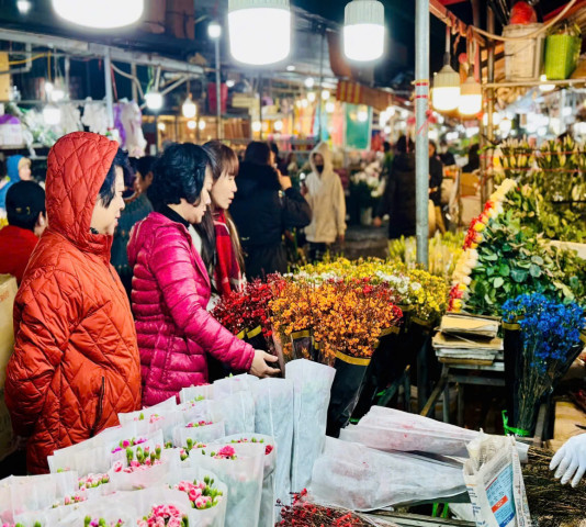 Thị Trường Tết 2025: Nhiều Loại Hoa ‘Độc Lạ’ Được Khách Hàng Thi Nhau Săn Đón Tại Chợ Hoa Lớn Nhất Thủ Đô