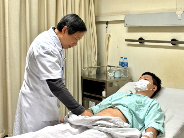 Nam thanh niên 24 tuổi thoát nguy cơ mất tinh hoàn nhờ nhận thức kịp thời về xoắn tinh hoàn