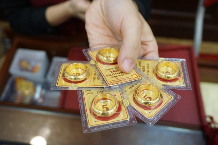 Giá vàng hôm nay ngày 19/12: Đồng loạt lao dốc mạnh, vàng SJC về ngang giá vàng nhẫn