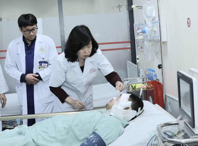 Bộ trưởng Đào Hồng Lan thăm nạn nhân vụ cháy quán cà phê ở Phạm Văn Đồng