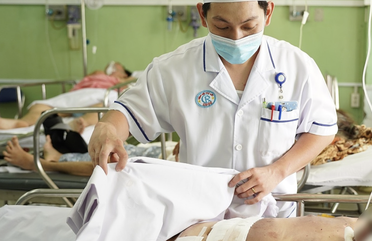 Bé trai mất bàn tay và bỏng nặng do pháo tự chế phát nổ