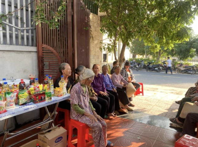 Quầy Tạp Hóa "0 Đồng" Ấm Lòng Người Nghèo ở Hà Tĩnh