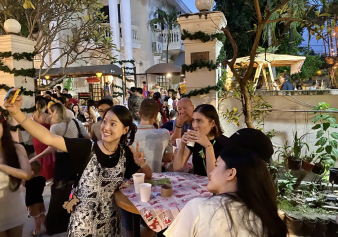 Chợ Giáng sinh Quốc tế tại TP.HCM, hội tụ văn hóa và món quà lễ hội