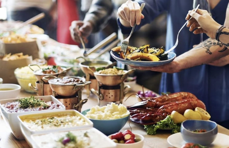 Khi ăn buffet cần tránh những điều này
