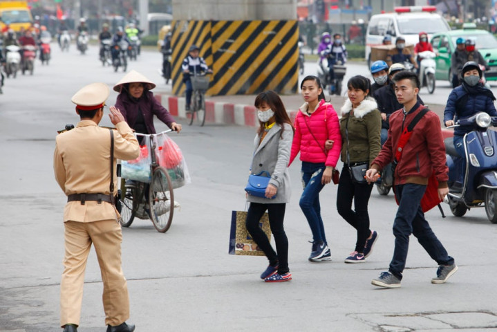 Nóng' Nghị định 168: Đi bộ sang đường không đúng nơi quy định sẽ bị phạt tiền