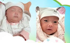 Hai bé song sinh chào đời cách nhau 5 tuần