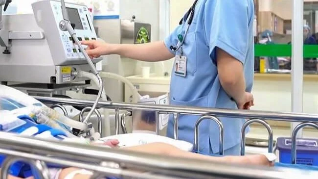 Bé 3 tuổi nguy kịch vì dây mũ áo mắc vào cầu trượt