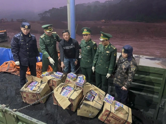 Bắt giữ gần 2 tạ pháo hoa vận chuyển trái phép qua biên giới