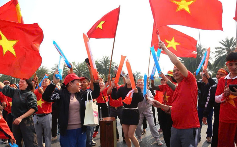 Người dân chào đón đội tuyển Việt Nam