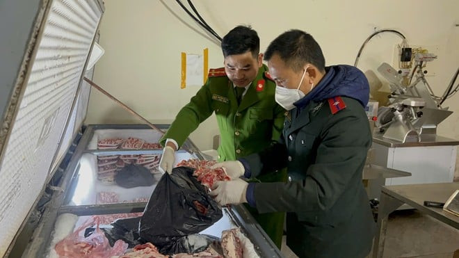 Ngăn chặn gần 3 tấn thực phẩm đông lạnh không rõ nguồn gốc chuẩn bị tiêu thụ dịp Tết