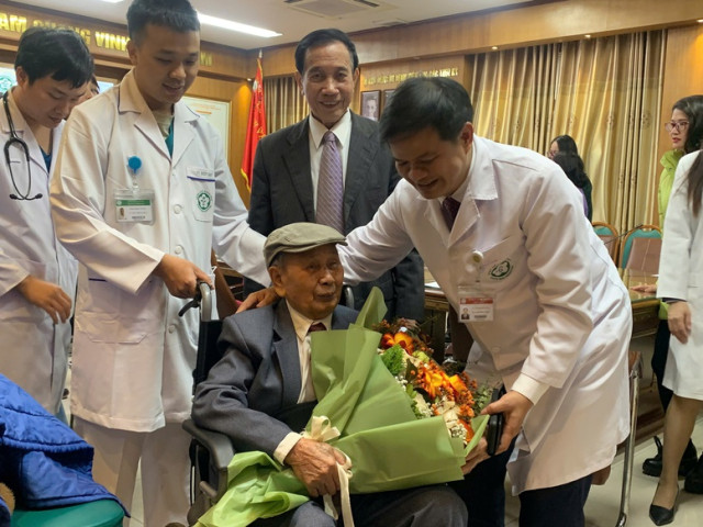 Cụ ông 103 tuổi bị đột quỵ được điều trị thành công ngoạn mục tại Bệnh viện Bạch Mai