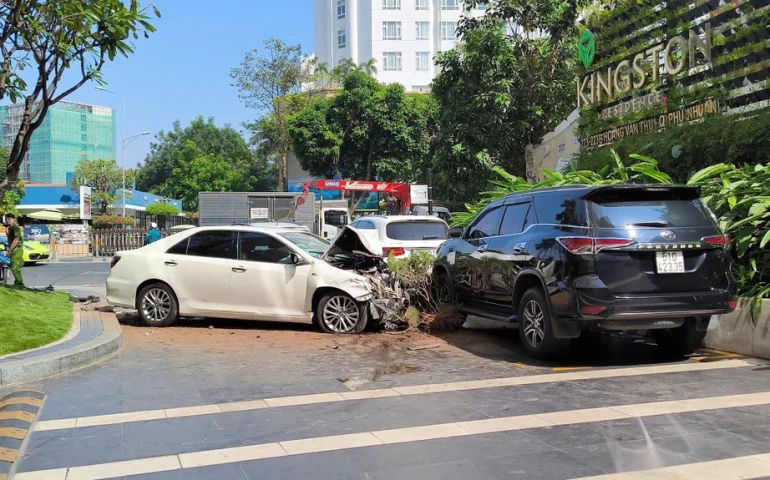 TP.HCM: Ô tô mất lái gây tai nạn liên hoàn trên đường Hoàng Văn Thụ