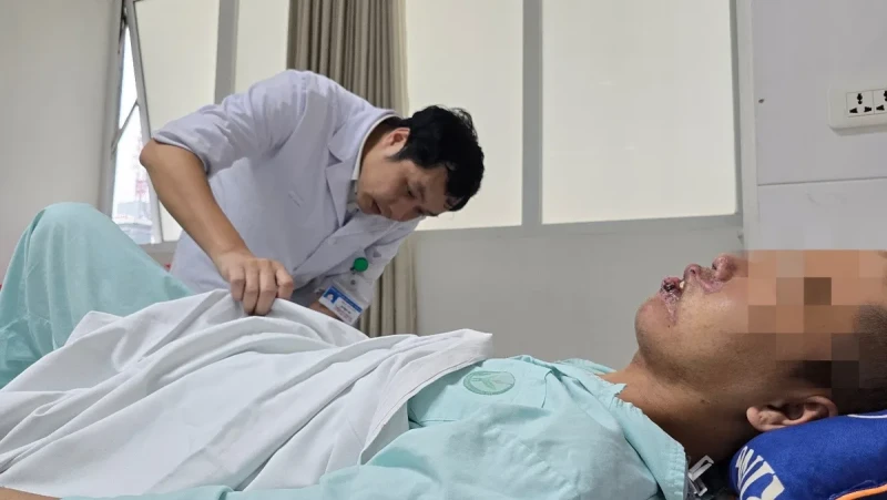 Nguy kịch do tự chế mìn đánh cá