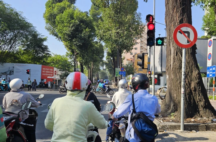 Hơn 130 giao lộ ở TP.HCM cho phép xe máy rẽ phải khi đèn đỏ