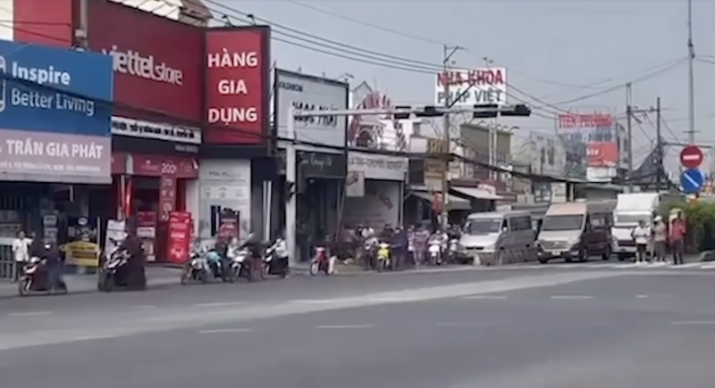 TP.HCM: Người dân dắt bộ xe qua giao lộ vì đèn giao thông lỗi tín hiệu