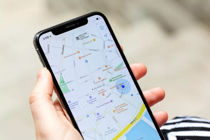 Sử dụng điện thoại tra Google Maps khi điều khiển phương tiện có bị phạt không?