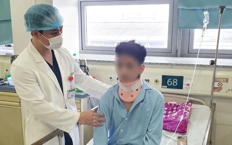Bệnh viện Bạch Mai thực hiện thành công phẫu thuật nội soi điều trị gãy cột sống cổ phức tạp