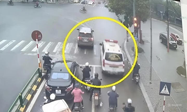 TP.HCM: Vượt đèn đỏ nhường đường cho xe ưu tiên sẽ không bị phạt