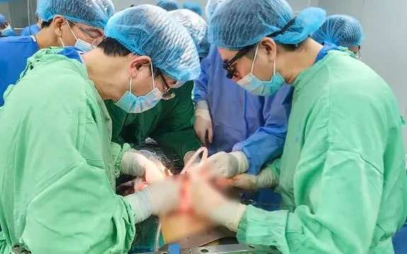 Bé gái suy thận giai đoạn cuối được hồi sinh nhờ thận hiến từ người cho chết não