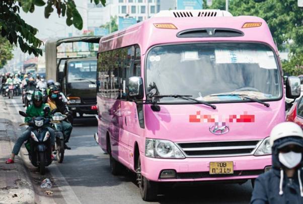 Ô tô tranh nhau lấn làn xe máy, ùn tắc càng nghiêm trọng