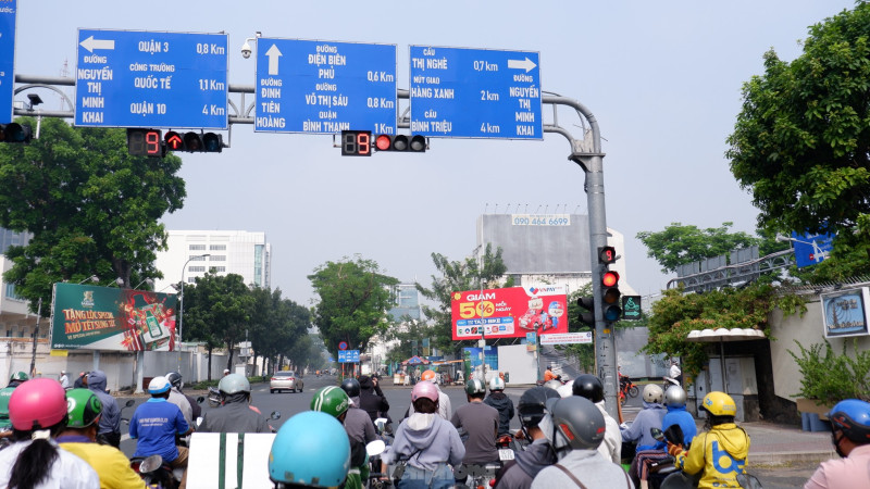 Bộ Công an nói về trường hợp "không chấp hành đèn tín hiệu để nhường đường cho xe cấp cứu"