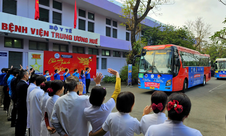 Bệnh nhân xúc động khi được về quê đón Tết trên những chuyến xe 0 đồng chở đầy yêu thương