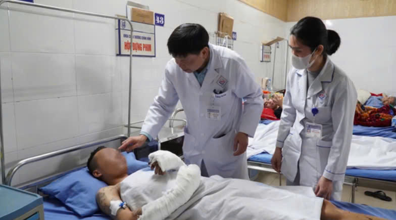 Tự chế pháo nổ, thanh niên 28 tuổi bị thương tích nặng, mất một ngón tay, mù mắt phải