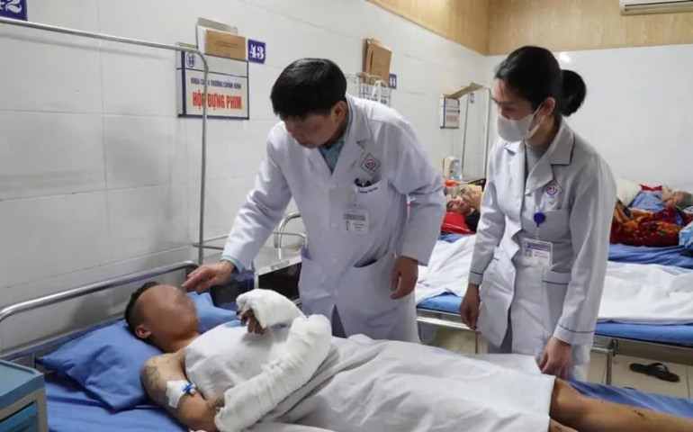 Thái Nguyên: Cấp cứu nam thanh niên bị dập vỡ nhãn cầu, hai bàn tay bị dập nát do tự chế tạo pháo bị nổ