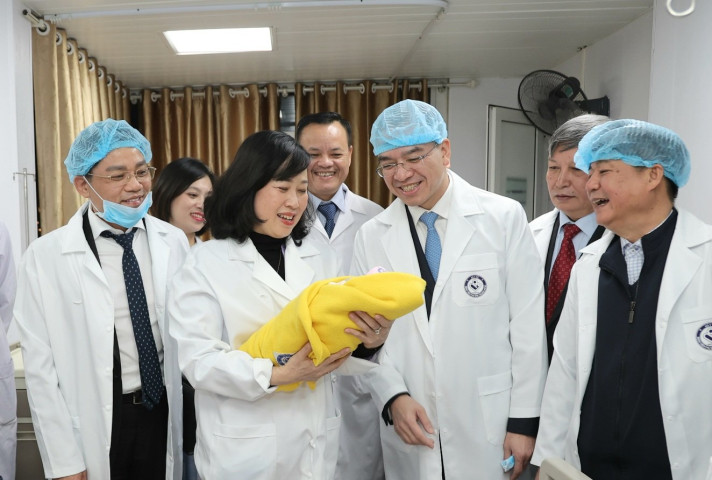 Bộ trưởng Bộ Y tế Đào Hồng Lan thăm, chúc Tết các bác sĩ, nhân viên y tế trực Tết tại Bệnh viện Phụ sản Trung ương