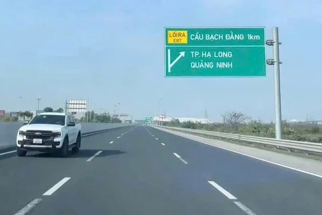 Nữ tài xế lái ô tô đi ngược chiều trên cao tốc Hà Nội - Hải Phòng