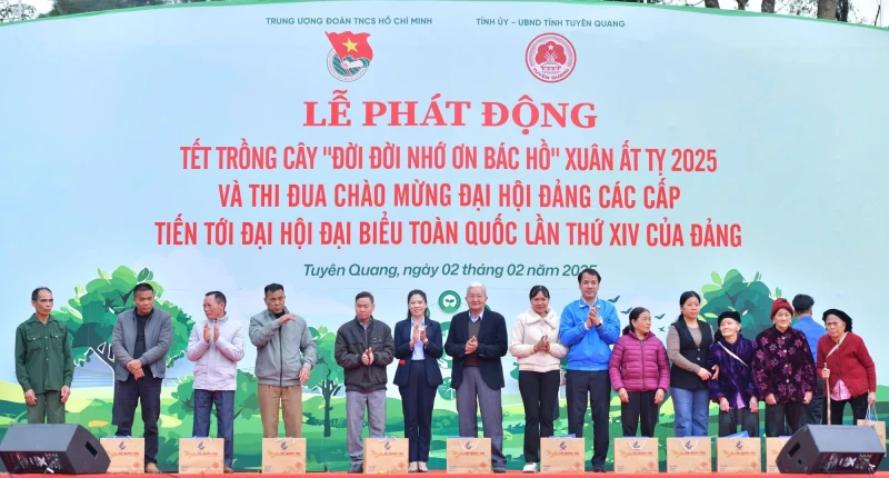 Phát động Tết trồng cây và thi đua chào mừng Đại hội Đảng