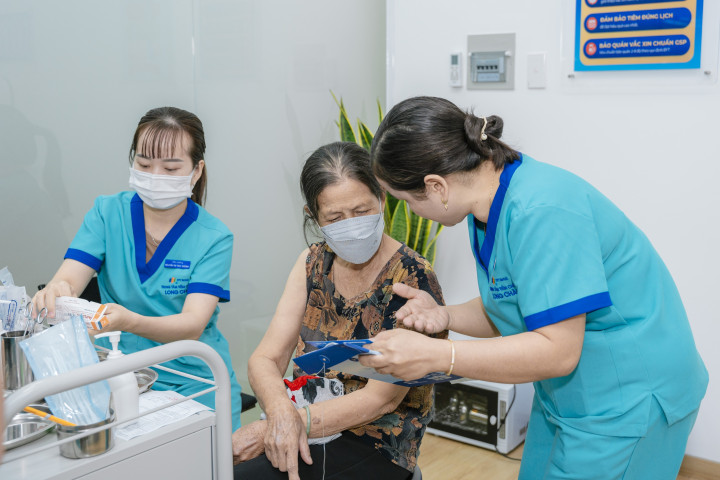 Phòng ngừa các biến chứng nguy hiểm của cúm mùa bằng vaccine