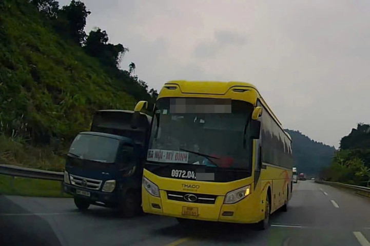 Xác định lái xe khách lấn làn, vượt ẩu trên cao tốc, gây nguy hiểm cho các phương tiện khác