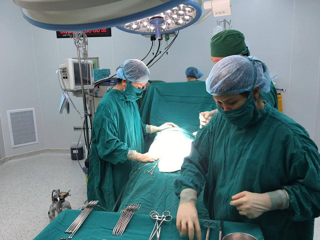 Hà Nội: Mổ đẻ cấp cứu cho 1 sản phụ có thai chậm tăng trưởng trong tử cung mức độ nặng