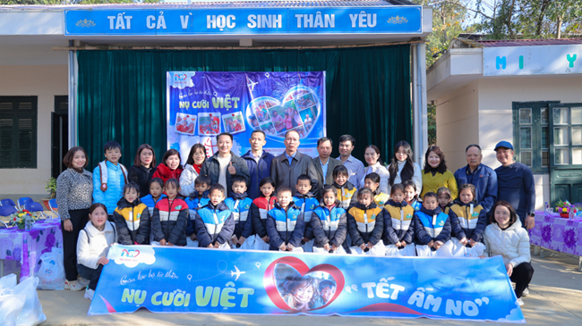 CLB Từ thiện NỤ CƯỜI VIỆT trao áo ấm, gửi quà tết cho người dân, trẻ em vùng cao
