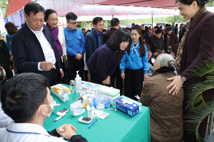 500 người dân ở mảnh đất từng là trụ sở Bộ Y tế được khám sức khoẻ, tặng quà miễn phí