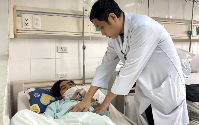 Vỡ đại tràng, trực tràng do bị vòi hơi xịt vào hậu môn