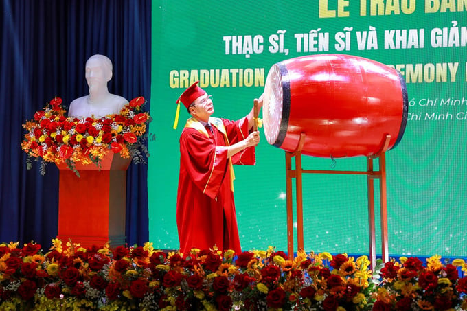 Hơn 200 học viên cao học và nghiên cứu sinh được trao bằng Thạc sĩ, Tiến sĩ Luật