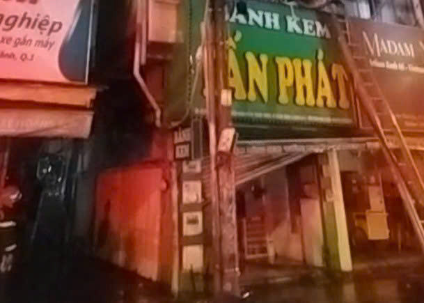 TP. Hồ Chí Minh: Giải cứu 8 người khỏi vụ cháy tiệm bánh kem lúc rạng sáng