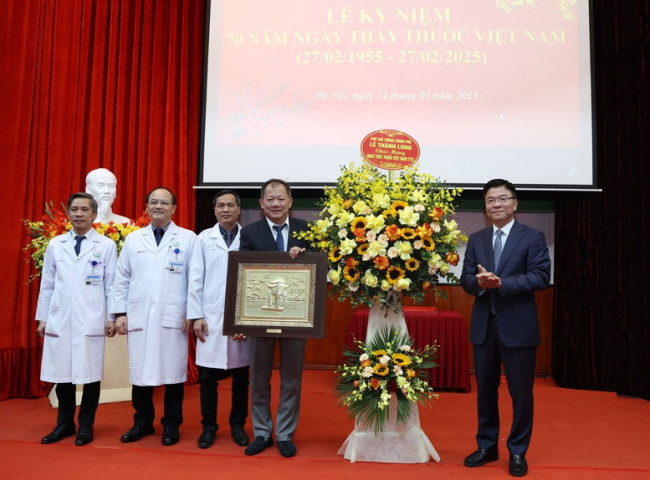 Phó Thủ tướng Lê Thành Long thăm, động viên các y bác sĩ, nhân viên y tế Bệnh viện Việt Đức